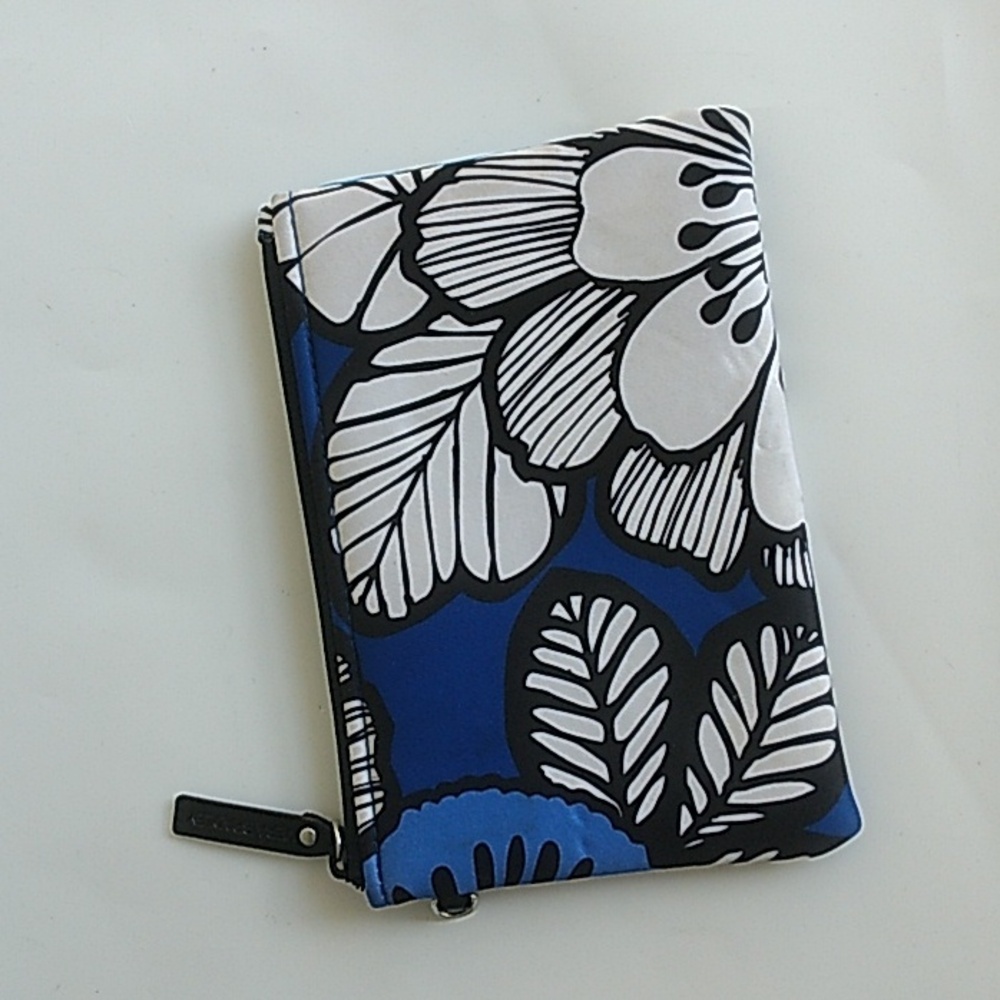 Vera Bradley makeup bag neoprene blue bayou zip case